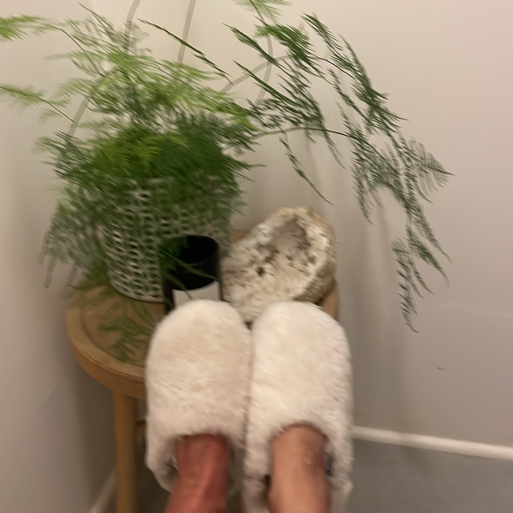 AWESOME AUTHENTIC SHEEPSKIN HOUSE SLIPPERS W/CUSHIONED LEATHER SOLES BRAND NEW